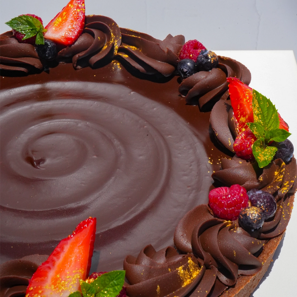 8. Tarta de Chocolate con Frutos Rojos